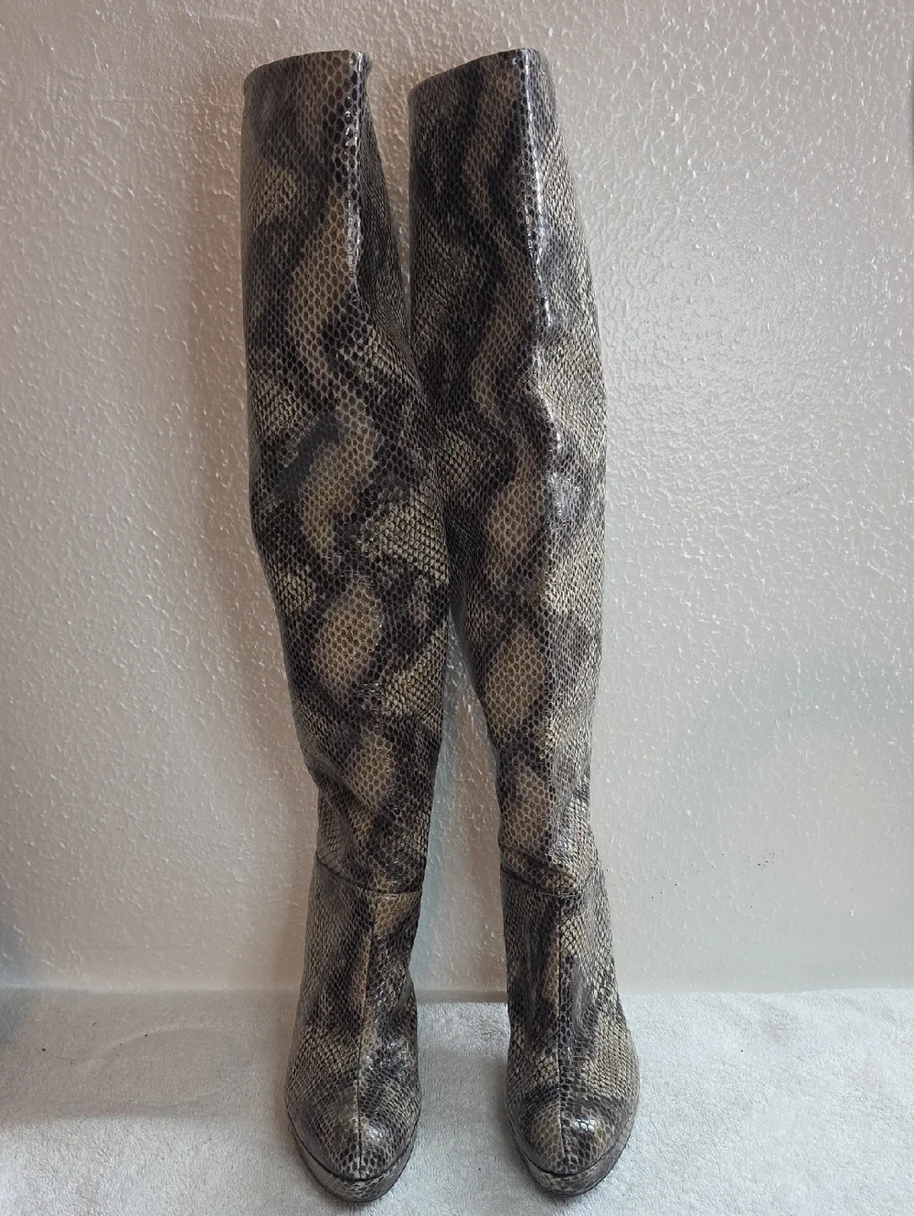 Stuart Weitzman Ladies 8.5N Knee High Tall Python Effect Boots Nice Chic Vguc